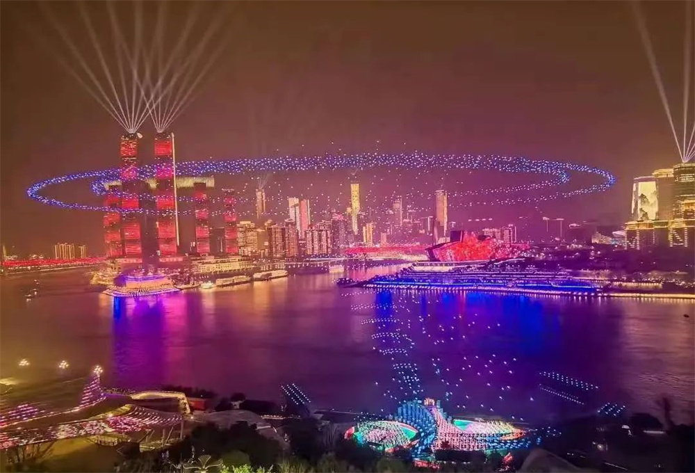 2025央視春節(jié)聯(lián)歡晚會(huì)（重慶分會(huì)場(chǎng)）?歐瑪燈光閃耀全場(chǎng) 無(wú)人機(jī)燈光秀表演開場(chǎng) 畫面壯觀震撼！